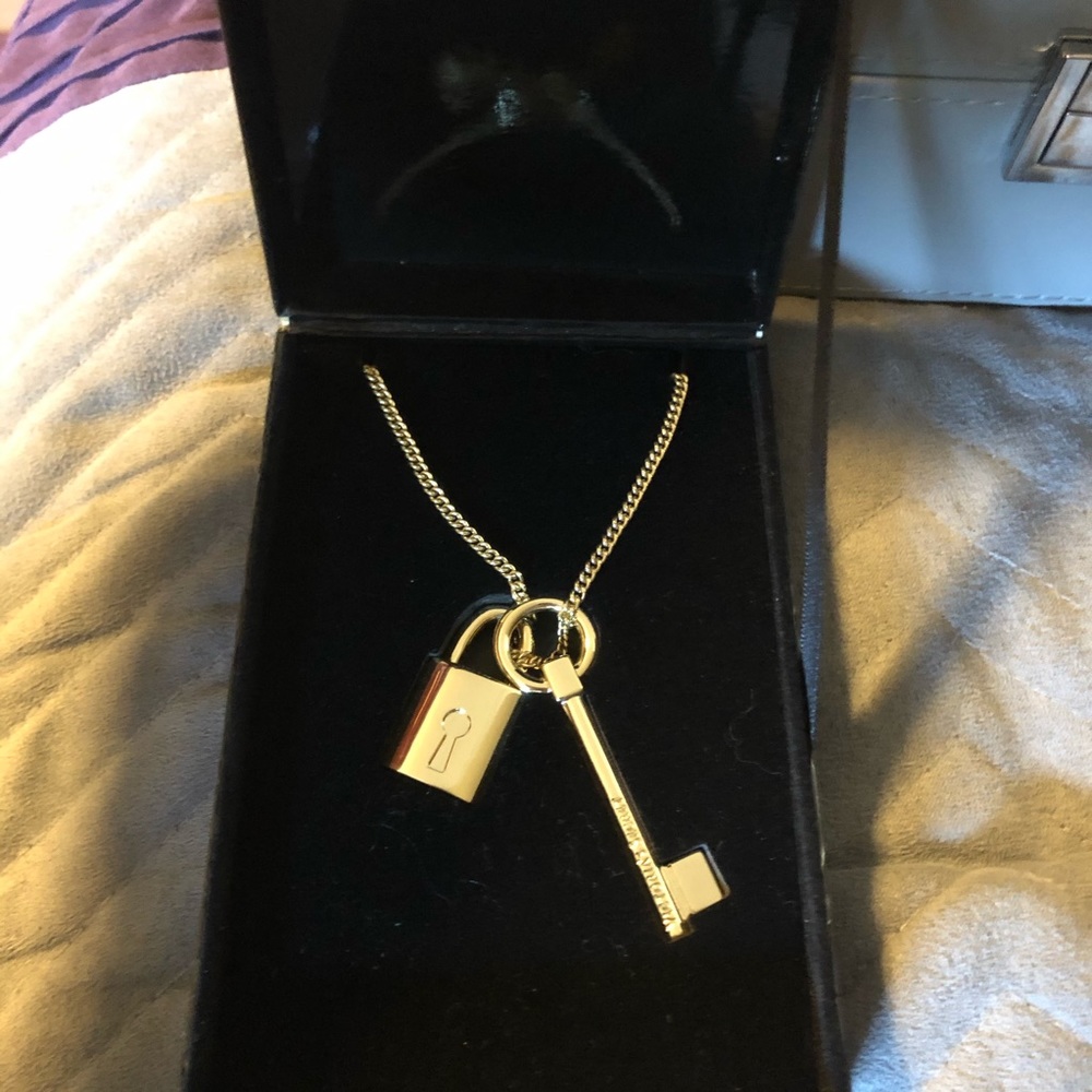 Victoria’s Secret lock & key pendant necklace